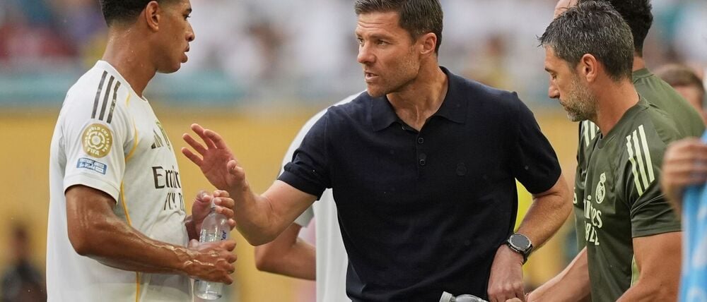 Bellingham (l) wehrt sich nach Kritik rund um das Aus von Ex-Coach Alonso (M). (Archivbild)