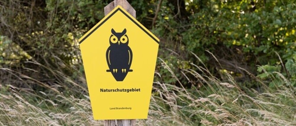 So soll die Beschilderung von Naturschutzgebieten in Brandenburg künftig aussehen. Das Bild wurde mit Hilfe von KI generiert.