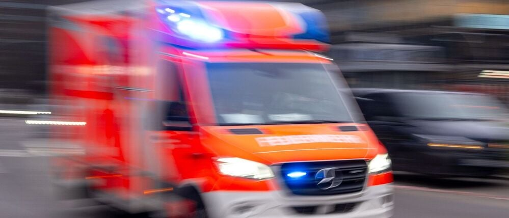 Die Einsatzkräfte holten den Mann mit Wasserrettungsanzügen aus dem Wasser. (Symbolbild)