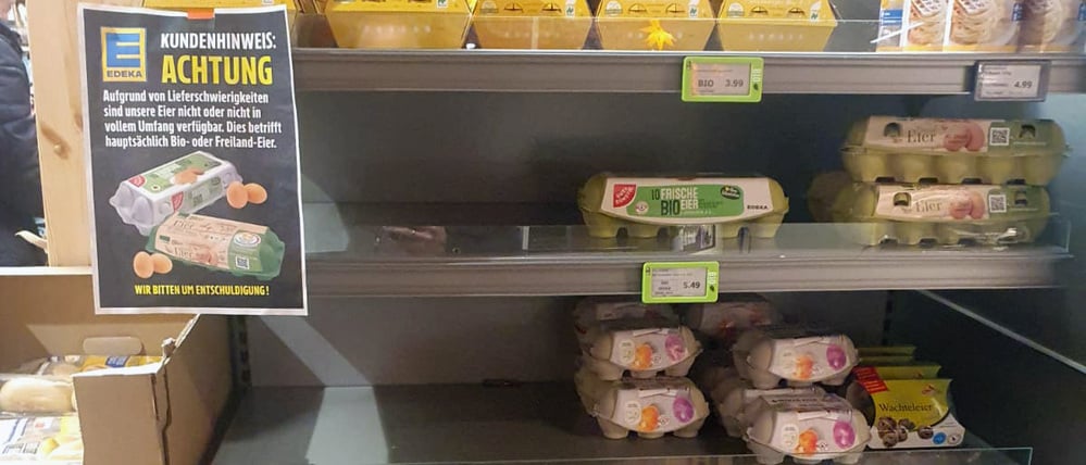 In einer Edeka-Filiale in Berlin sind nur noch wenige Eierkartons verfügbar. Ein Zettel informiert über „Lieferschwierigkeiten“.