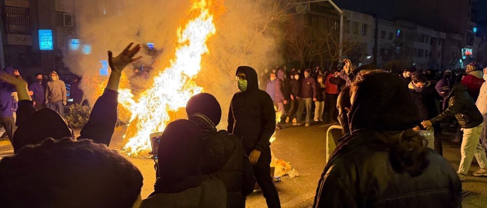 Dieses am 9. Januar aufgenommene und am 13. Januar durch die Agentur AP zur Verfügung gestellte Foto soll Iraner bei einem Protest gegen die Regierung in Teheran zeigen. 