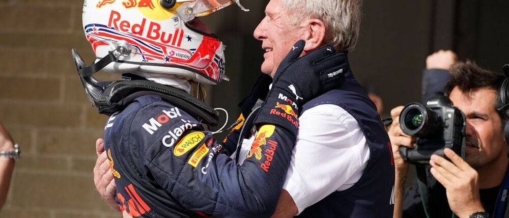 Helmut Marko (r.) zählt zu den engsten Vertrauten von Max Verstappen. (Archivbild)