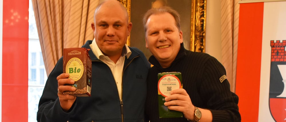 Kaffee sammeln für den guten Zweck: Darum geht es bei der Aktion "Kaffee gegen Kälte", die vom Einzelhändler Michael Lind aus Reinickendorf initiiert wurde. Links Michael Lind, rechts Gernot Zessin bei einer vergangenen Kaffeewette.