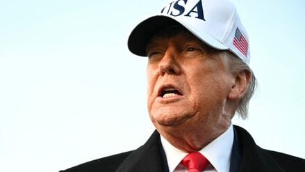 US-Präsident Donald Trump spricht am 13. Januar 2026 nach seiner Rückkehr zur Joint Base Andrews in Maryland vor der Presse.