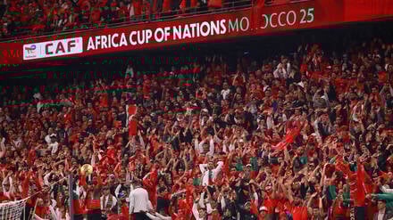 Marokko-Fans feuern ihre Mannschaft beim Spiel gegen Kamerun an.