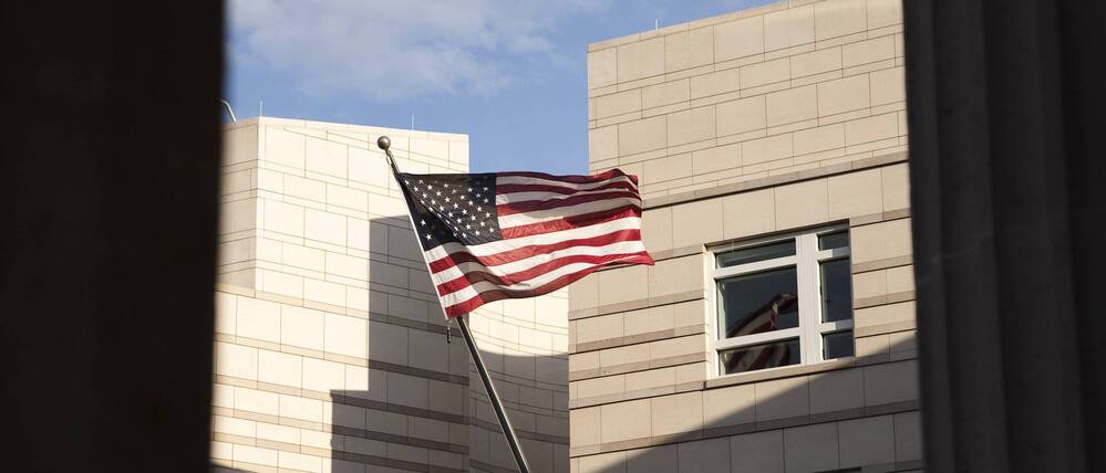 Fahne an der US-Botschaft in Berlin