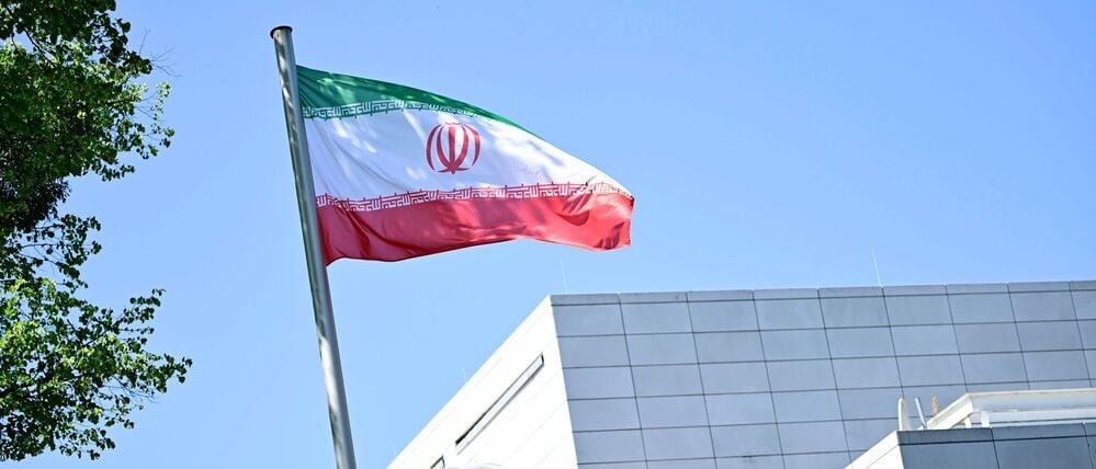 Die beiden Männer wollten zwei historische Fahnen aufhängen. (Archivbild)