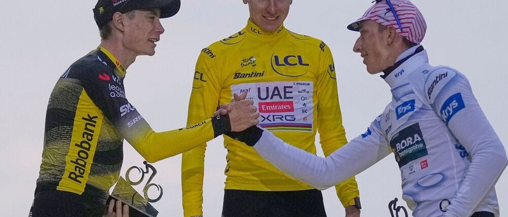 Das Tour-Podium des vergangenen Jahres: Sieger Tadej Pogacar (M), der Zweite Jonas Vingegaard und der deutsche Dritte Florian Lipowitz (r).