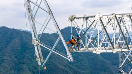 Hangzhou in der chinesischen Provinz Zhejiang. Arbeiter bauen an modernen Stromtrassen, die schnell und ohne große Verluste Energie aus Sonne und Wind zu den Industriestandorten bringen. (22. Oktober 2025)