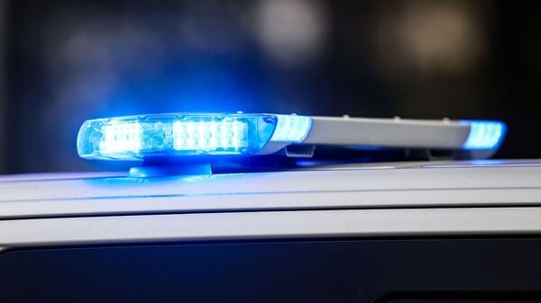 Polizei und Rettungskräfte bargen den verletzten Fußgänger. (Symbolbild)