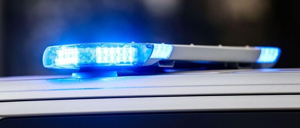 Polizei und Rettungskräfte bargen den verletzten Fußgänger. (Symbolbild)