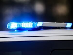 Polizei und Rettungskräfte bargen den verletzten Fußgänger. (Symbolbild)