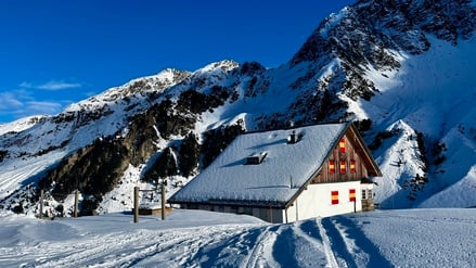 Die Potsdamer Hütte im Tiroler Fotschertal im Winter.