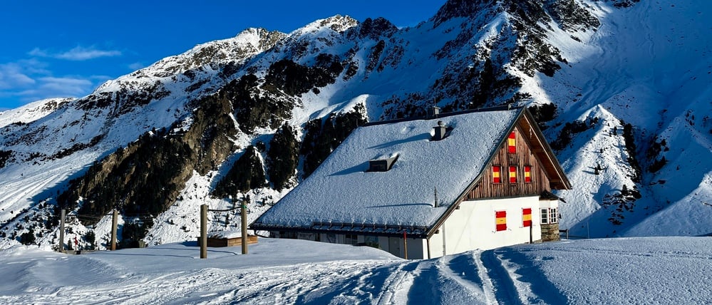 Die Potsdamer Hütte im Tiroler Fotschertal im Winter.