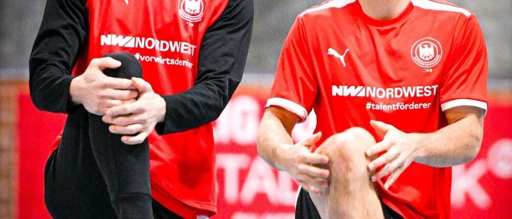 Renars Uscins (r) steht den deutschen Handballern zum EM-Auftakt zur Verfügung.