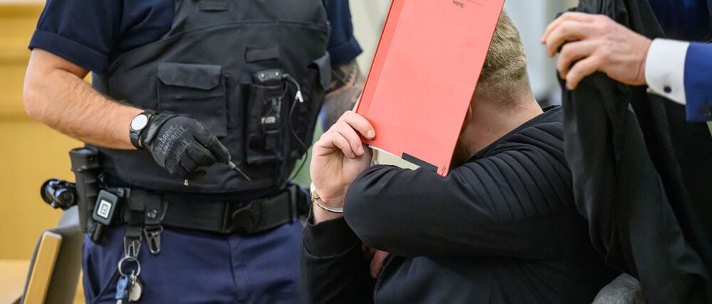 Der Angeklagte soll einen Polizisten getötet haben.