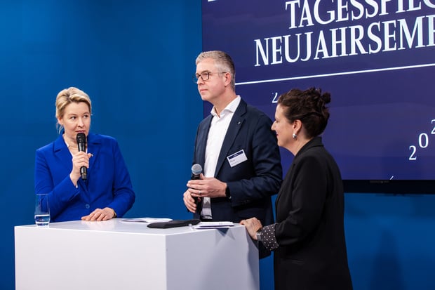 Wirtschaftssenatorin Franziska Giffey, Finanzsenator Stefan Evers, stellvertretende Chefredakteurin Anke Myrrhe, 