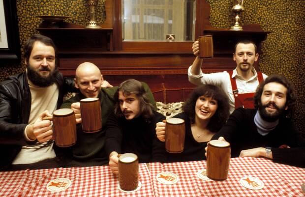 S ngerin Ute Freudenberg mit Elefant (alle GDR); Aufnahmedatum gesch tzt Singer Ute Freudenberg with Elephant all GDR date gesch tzt