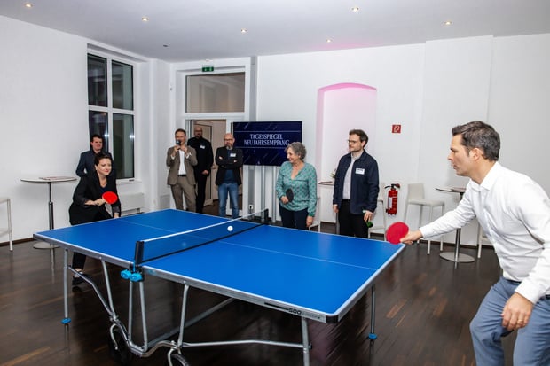 stellvertretende Chefredakteurin Anke Myrrhe und SPD-Spitzenkandidat für die Bürgermeisterwahl in Berlin Steffen Krach 