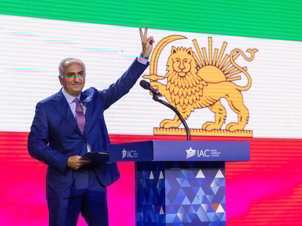 News Bilder des Tages Israeli-American Council National Summit Reza Pahlavi, the exiled son of Irans Shah, speaks at the gathering of Israeli American Council in Washington, D.C., on September 20, 2024. Washington District of Columbia United States Copyright: xAlixKhalighx