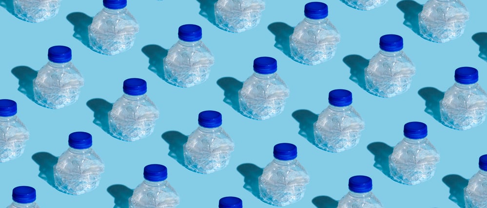 In Mineralwasser wird immer wieder Mikroplastik nachgewiesen (Illustration).