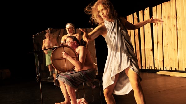 Ursina Lardi in „Tanzende Idioten“.