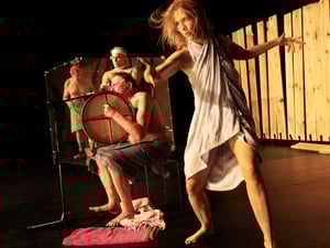 Ursina Lardi in „Tanzende Idioten“.