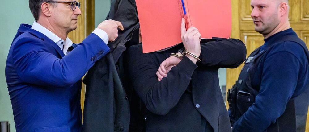 Der 27-Jährige soll mit einem Auto einen Polizisten erfasst und so tödlich verletzt haben.