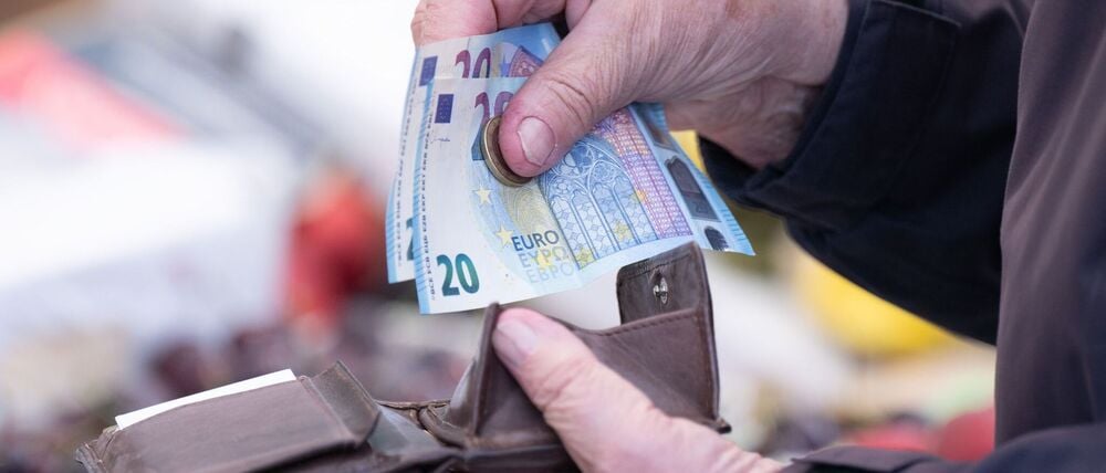 Viele Menschen in Deutschland konsumieren derzeit zurückhaltend und sparen. (Symbolbild)