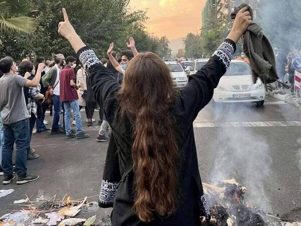Septemer 28, 2022 - Karaj, Alborz, Iran - This photo shows that Iranian women are on the front line of the protests and are fighting against the agents of repression. Mahsa Amini, a 22-year-old Iranian woman, was arrested in Tehran on 13 September by the morality police, a unit responsible for enforcing Iran s strict dress code for women. She fell into a coma while in police custody and was declared dead on 16 September, with the authorities saying she died of heart failure while her family advised that she had no prior health conditions. Her death has triggered protests in various areas in Iran and around the world. According to Iran s state news agency IRNA, Iranian President Ebrahim Raisi expressed his sympathy to the family of Amini on - ZUMAi98_ 20220928_ssa_i98_743 Copyright: xSocialxMediax 