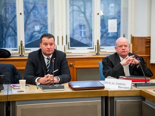 14.01.2026, Bayern, Bamberg: Der Angeklagte David Bendels (l) sitzt im Sitzungssaal neben seinem Rechtsanwalt Ulrich Vosgerau (r). Der Journalist des rechten Onlineportals „Deutschland-Kurier" hatte im Strafverfahren gegen sich Berufung eingelegt. Bendels war wegen Verleumdung in einem X-Post gegen Personen des politischen Lebens, konkret gegen die ehemalige Bundesministerin Faeser, angeklagt worden. (zu dpa: «Post zu Faeser nicht verleumdend - Journalist freigesprochen») Foto: Daniel Vogl/dpa +++ dpa-Bildfunk +++