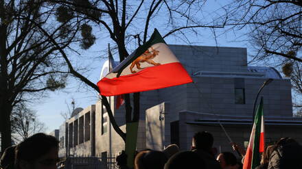 Auch am 11.01.2026 gab es eine Kundgebung und Proteste gegen das islamische Regime vor der Botschaft der Islamischen Republik Iran. 