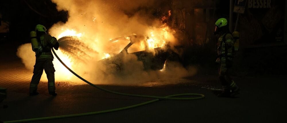 Die Feuerwehr löscht ein brennendes Auto in Berlin. (Symbolbild) 