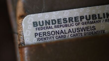 Ein Personalausweis der Bundesrepublik Deutschland steckt in einem Geldbeutel.