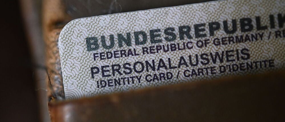 Ein Personalausweis der Bundesrepublik Deutschland steckt in einem Geldbeutel.