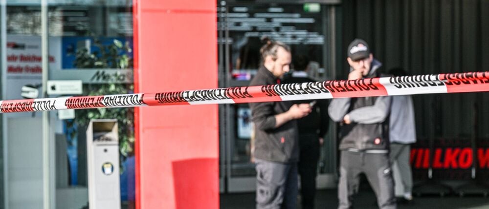 Zwei Mitarbeiter werden bei einem Messerangriff in einem Einkaufszentrum verletzt.