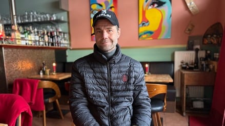 Dirk Hilbig betreibt in Berlin-Schlachtensee das "Café Schlacht", ein Restaurant mit alpenländischer Küche. Während des Blackouts im Berliner Südwesten vom 3. bis 7. Januar 2026 ließ er sein stromloses Restaurant dennoch geöffnet.