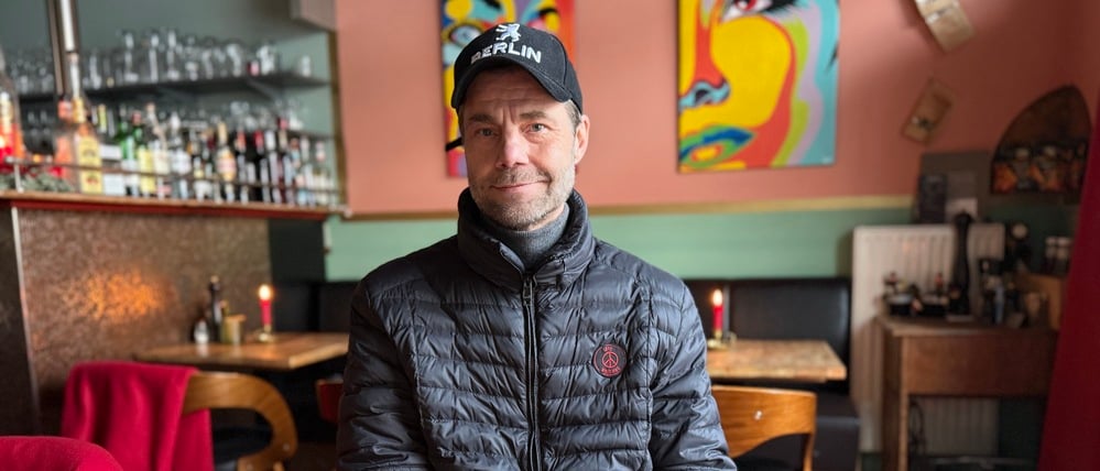 Dirk Hilbig betreibt in Berlin-Schlachtensee das "Café Schlacht", ein Restaurant mit alpenländischer Küche. Während des Blackouts im Berliner Südwesten vom 3. bis 7. Januar 2026 ließ er sein stromloses Restaurant dennoch geöffnet.