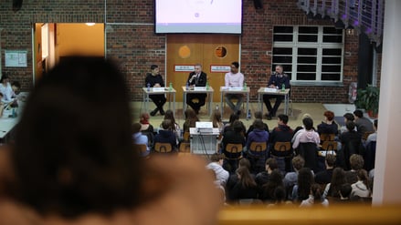 Marek Lipp (Die Linke), Hagen Wegewitz, (Moderator Jacob Weber) und Alexander Schäble (Bundeswehr)  (v.l.) diskutierten im Potsdamer Humboldt-Gymnasium zur neuen Wehrpflicht.