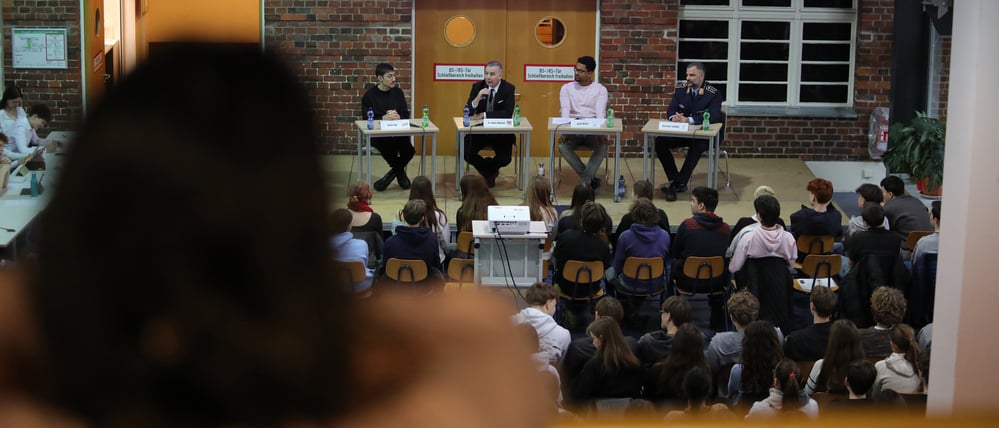 Marek Lipp (Die Linke), Hagen Wegewitz, (Moderator Jacob Weber) und Alexander Schäble (Bundeswehr)  (v.l.) diskutierten im Potsdamer Humboldt-Gymnasium zur neuen Wehrpflicht.