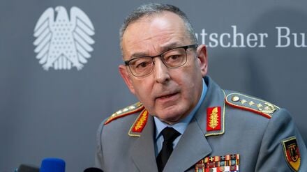 General Carsten Breuer, Generalinspekteur der Bundeswehr, spricht nach der Sitzung des Verteidigungsausschusses. 