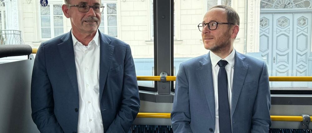 Verkehrsminister Wolfgang Blank (parteilos, l) und Ecovista-Geschäftsführer Michael Bader zeigen sich zufrieden.