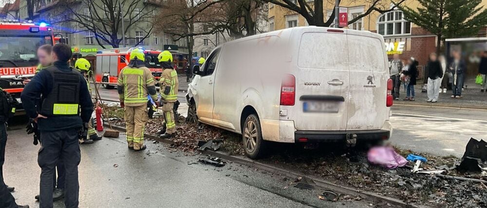 Kameraden der Feuerwehr müssen eine Person aus ihrem Fahrzeug befreien.