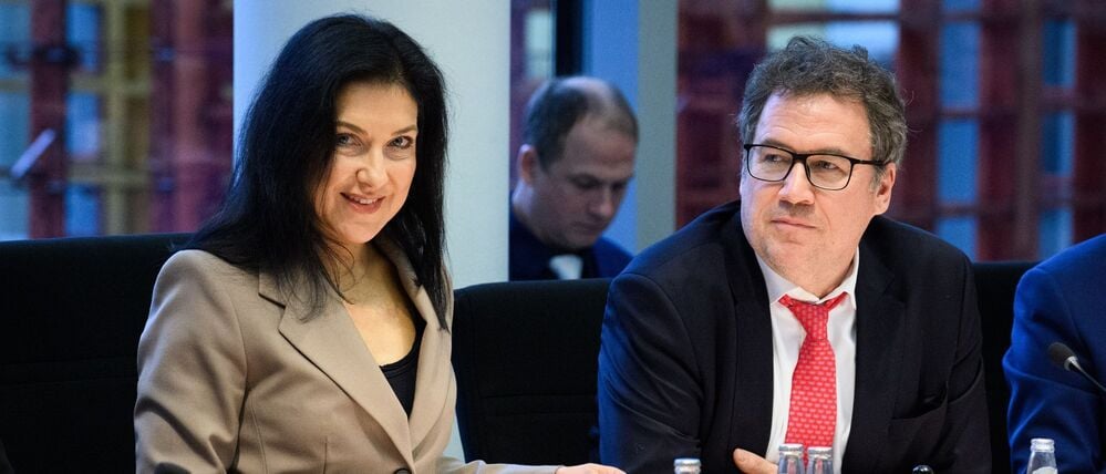 Katherina Reiche (CDU), Bundesministerin für Wirtschaft und Energie, sitzt in der 22. Sitzung des Bundestags-Ausschusses für Wirtschaft und Energie im Deutschen Bundestag.