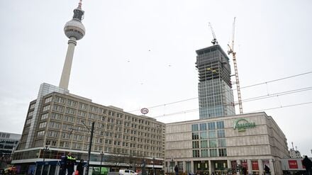 Der Berliner Alexanderplatz mit dem Kaufhaus Galeria Kaufhof und dem im Bau befindlichen Hochhaus «The Berlinian».