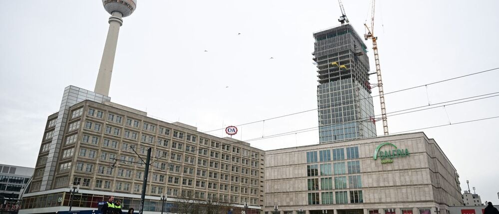 Der Berliner Alexanderplatz mit dem Kaufhaus Galeria Kaufhof und dem im Bau befindlichen Hochhaus «The Berlinian».