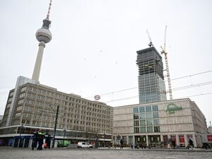 Der Berliner Alexanderplatz mit dem Kaufhaus Galeria Kaufhof und dem im Bau befindlichen Hochhaus «The Berlinian».