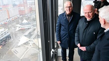 Hans-Jürgen Bendel (l.-r.), Projektleiter bei Commerz Real, Senatschef Kai Wegner (CDU) und Architekt Jan Kleihues beim Richtfest für „The Berlinian“.