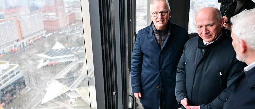 Hans-Jürgen Bendel (l.-r.), Projektleiter bei Commerz Real, Senatschef Kai Wegner (CDU) und Architekt Jan Kleihues beim Richtfest für „The Berlinian“.