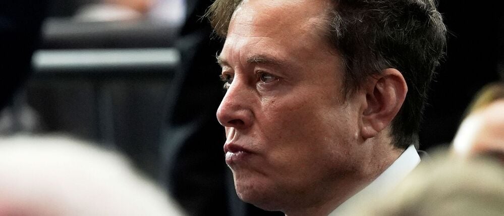 Elon Musk nimmt an einer Gedenkfeier für den rechtskonservativen Aktivisten Charlie Kirk im State Farm Stadium teil.